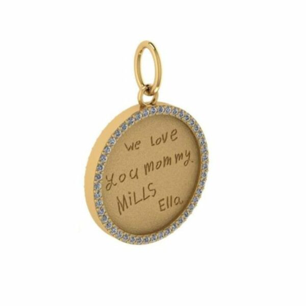 a gold charm with the words we love you mommy and an inscription on it